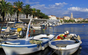 Apartment Aspalathos Centar - City center, a few minutes' walking distance to the UNESCO Palace, parking lot in front of the apartment